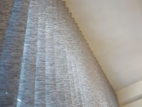 Dvojfarebné vertikálne žalúzie - látka KAMERUN BO (zatemňujúca) 4